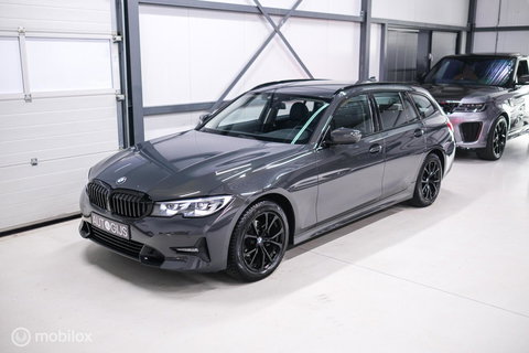 BMW 3 Serie Touring 318i Corporate High Exe | Dravitgrau | Trekhaak | Individual | Sportstoelen | CarPlay | NAP NL auto | rijklaarprijs |