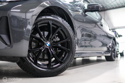 BMW 3 Serie Touring 318i Corporate High Exe | Dravitgrau | Trekhaak | Individual | Sportstoelen | CarPlay | NAP NL auto | rijklaarprijs |