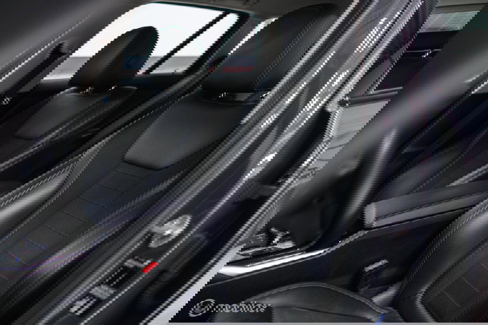 BMW 3 Serie Touring 318i Corporate High Exe | Dravitgrau | Trekhaak | Individual | Sportstoelen | CarPlay | NAP NL auto | rijklaarprijs |