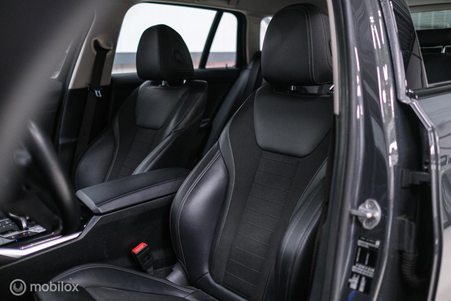 BMW 3 Serie Touring 318i Corporate High Exe | Dravitgrau | Trekhaak | Individual | Sportstoelen | CarPlay | NAP NL auto | rijklaarprijs |