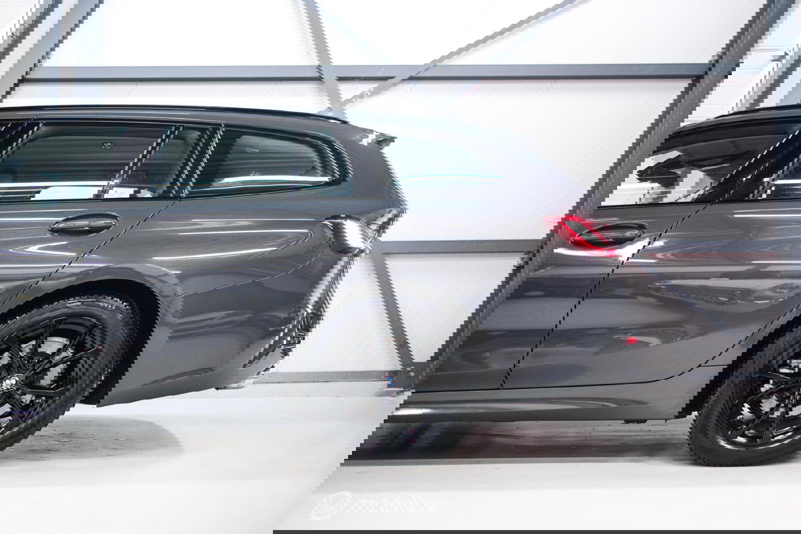 BMW 3 Serie Touring 318i Corporate High Exe | Dravitgrau | Trekhaak | Individual | Sportstoelen | CarPlay | NAP NL auto | rijklaarprijs |