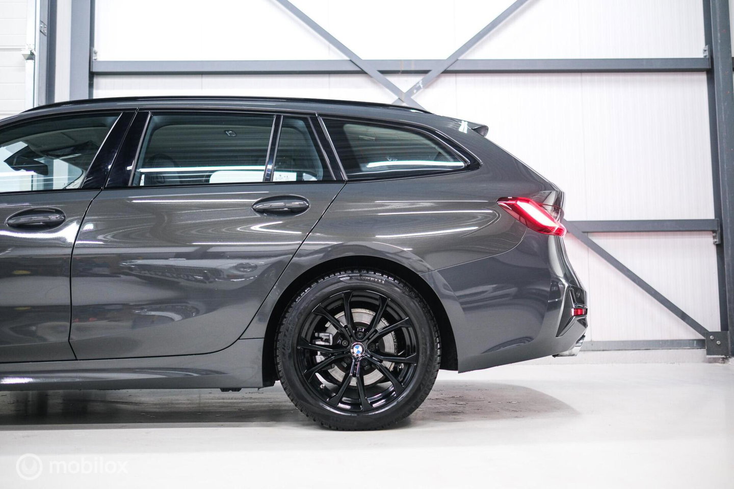 BMW 3 Serie Touring 318i Corporate High Exe | Dravitgrau | Trekhaak | Individual | Sportstoelen | CarPlay | NAP NL auto | rijklaarprijs |