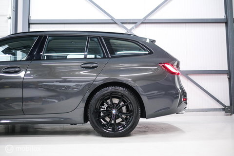 BMW 3 Serie Touring 318i Corporate High Exe | Dravitgrau | Trekhaak | Individual | Sportstoelen | CarPlay | NAP NL auto | rijklaarprijs |