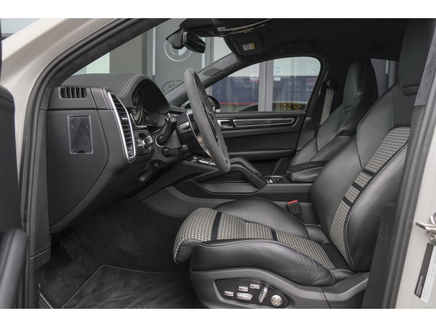 Porsche Cayenne Coupé 3.0 E-Hybrid 462PK Krijtgrijs SportDesign Burmester Luchtvering *SOH 92%* Lightweight Package Carbon Dak 4-wielsturing NLauto