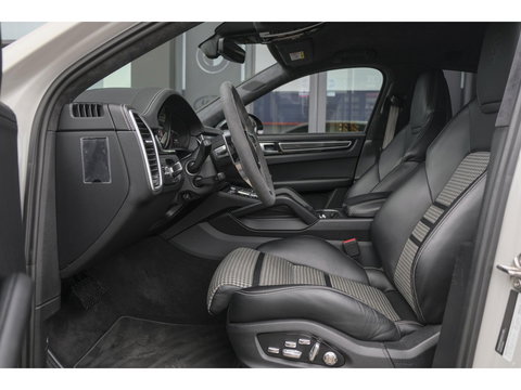 Porsche Cayenne Coupé 3.0 E-Hybrid 462PK Krijtgrijs SportDesign Burmester Luchtvering *SOH 92%* Lightweight Package Carbon Dak 4-wielsturing NLauto