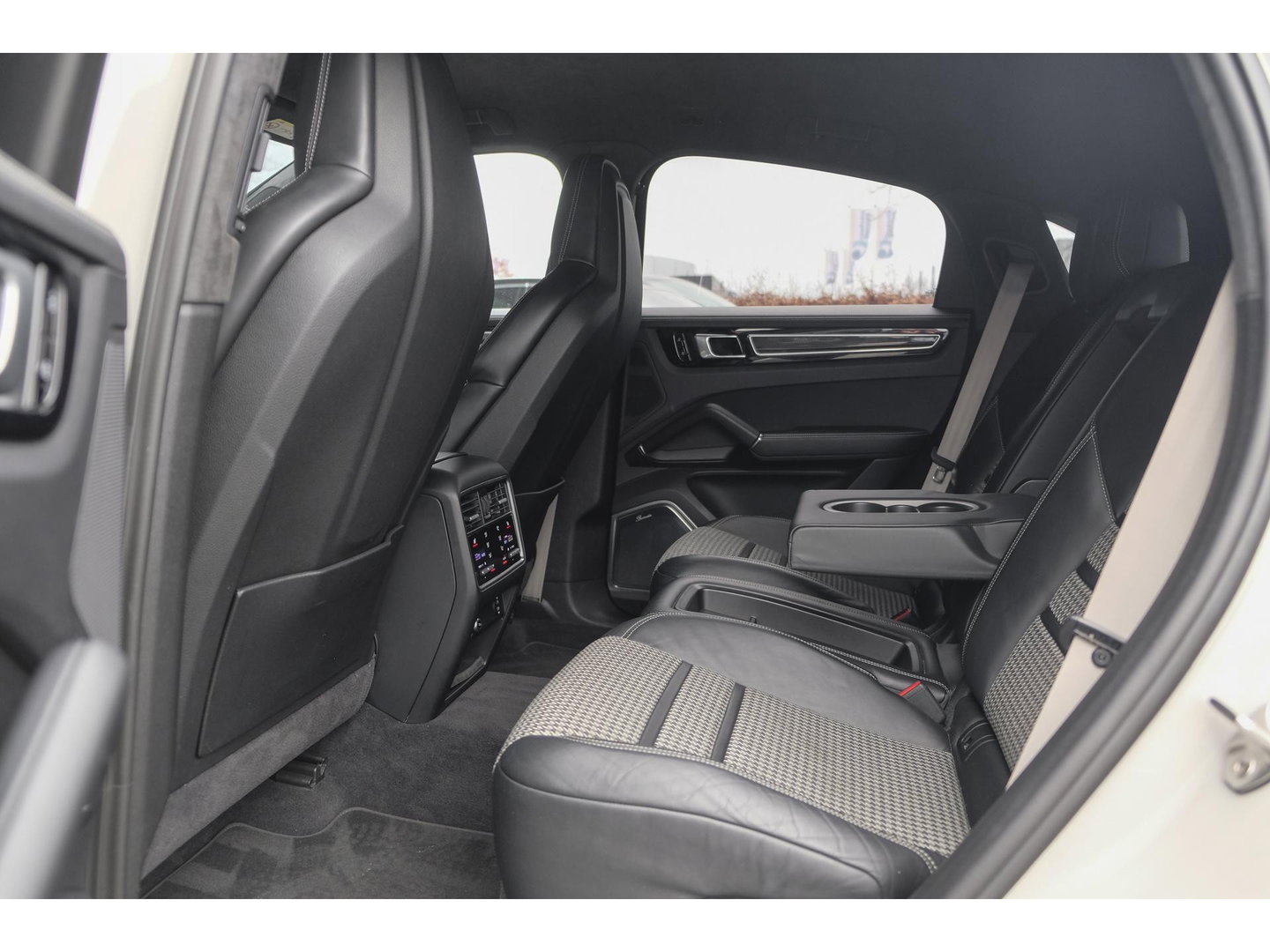 Porsche Cayenne Coupé 3.0 E-Hybrid 462PK Krijtgrijs SportDesign Burmester Luchtvering *SOH 92%* Lightweight Package Carbon Dak 4-wielsturing NLauto