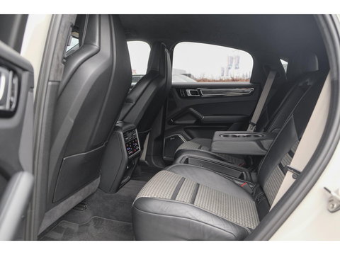 Porsche Cayenne Coupé 3.0 E-Hybrid 462PK Krijtgrijs SportDesign Burmester Luchtvering *SOH 92%* Lightweight Package Carbon Dak 4-wielsturing NLauto