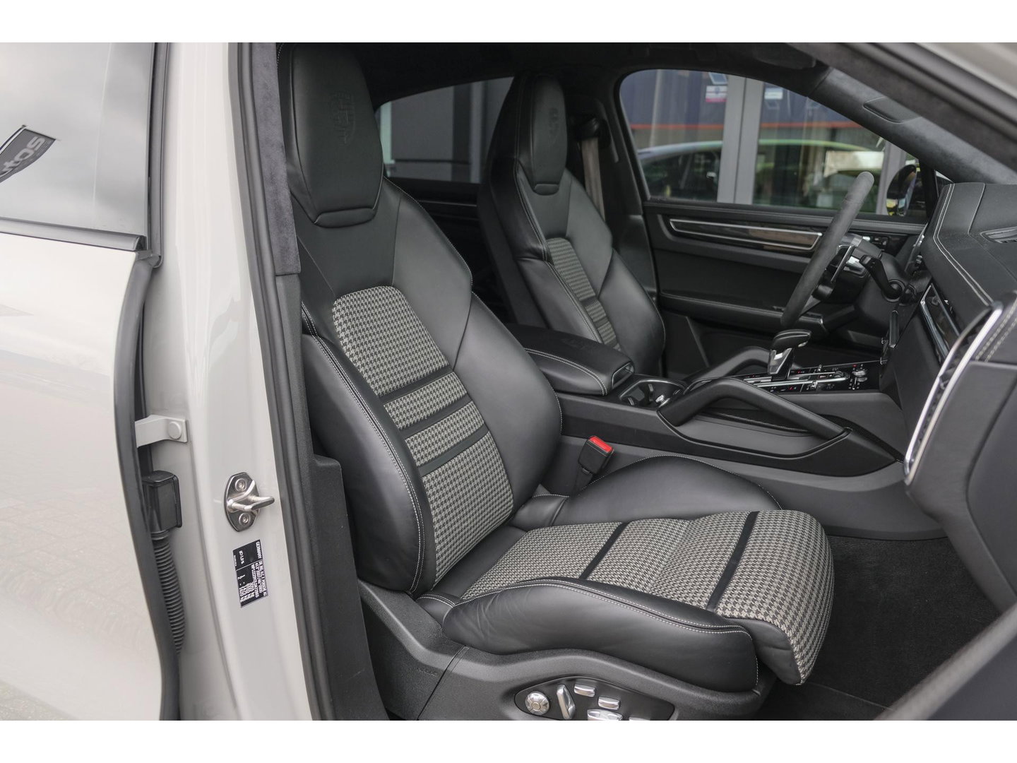 Porsche Cayenne Coupé 3.0 E-Hybrid 462PK Krijtgrijs SportDesign Burmester Luchtvering *SOH 92%* Lightweight Package Carbon Dak 4-wielsturing NLauto