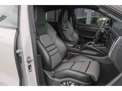 Porsche Cayenne Coupé 3.0 E-Hybrid 462PK Krijtgrijs SportDesign Burmester Luchtvering *SOH 92%* Lightweight Package Carbon Dak 4-wielsturing NLauto