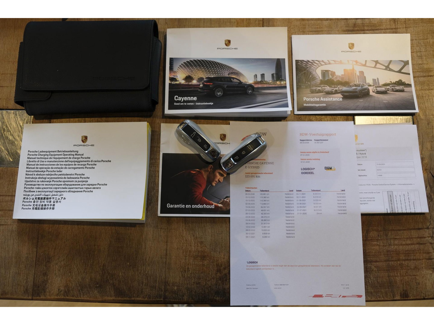 Porsche Cayenne Coupé 3.0 E-Hybrid 462PK Krijtgrijs SportDesign Burmester Luchtvering *SOH 92%* Lightweight Package Carbon Dak 4-wielsturing NLauto