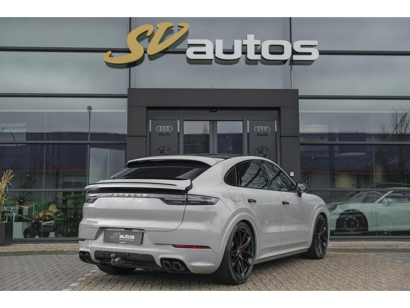 Porsche Cayenne Coupé 3.0 E-Hybrid 462PK Krijtgrijs SportDesign Burmester Luchtvering *SOH 92%* Lightweight Package Carbon Dak 4-wielsturing NLauto