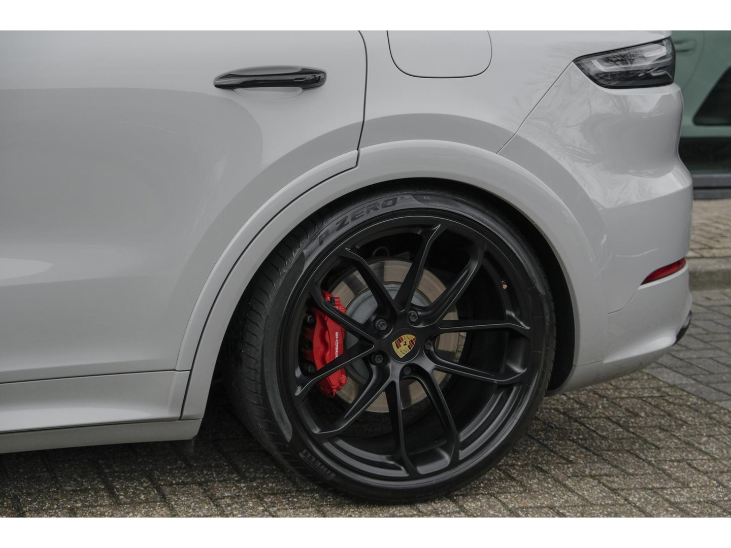Porsche Cayenne Coupé 3.0 E-Hybrid 462PK Krijtgrijs SportDesign Burmester Luchtvering *SOH 92%* Lightweight Package Carbon Dak 4-wielsturing NLauto