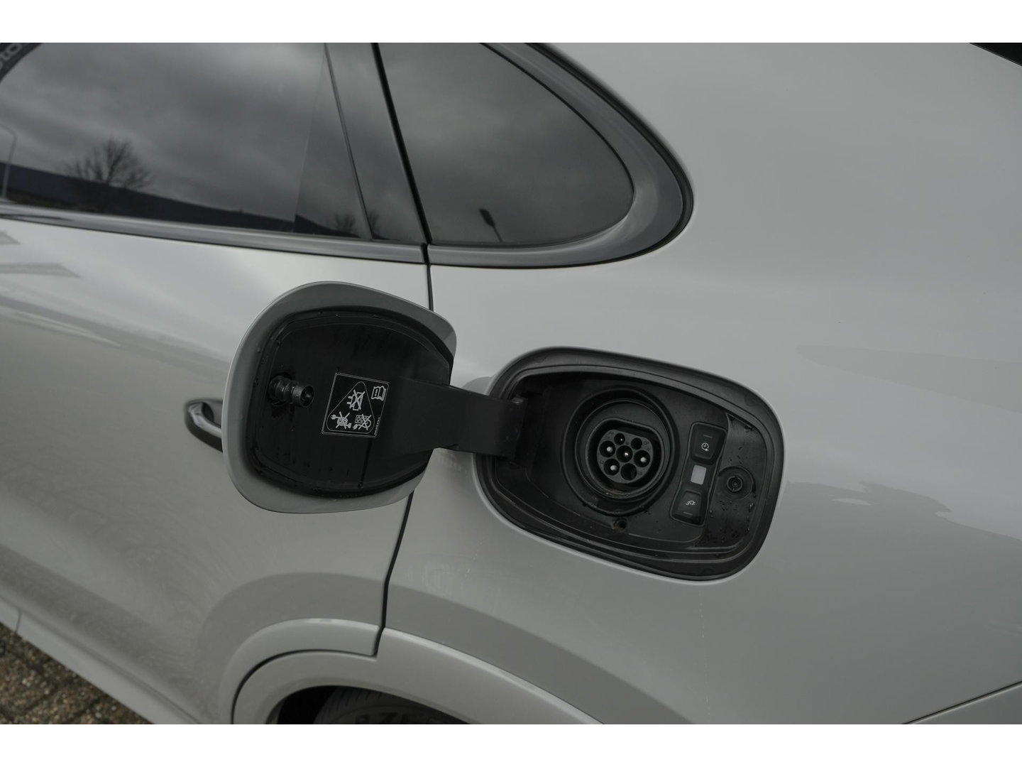 Porsche Cayenne Coupé 3.0 E-Hybrid 462PK Krijtgrijs SportDesign Burmester Luchtvering *SOH 92%* Lightweight Package Carbon Dak 4-wielsturing NLauto