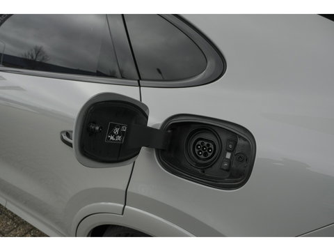 Porsche Cayenne Coupé 3.0 E-Hybrid 462PK Krijtgrijs SportDesign Burmester Luchtvering *SOH 92%* Lightweight Package Carbon Dak 4-wielsturing NLauto
