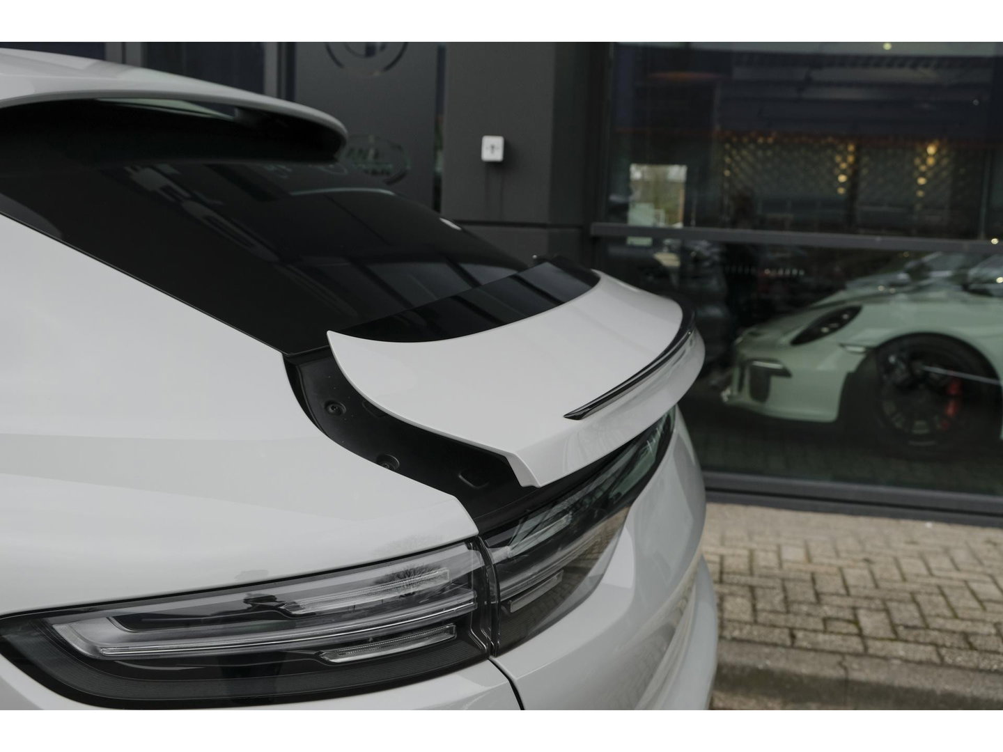 Porsche Cayenne Coupé 3.0 E-Hybrid 462PK Krijtgrijs SportDesign Burmester Luchtvering *SOH 92%* Lightweight Package Carbon Dak 4-wielsturing NLauto