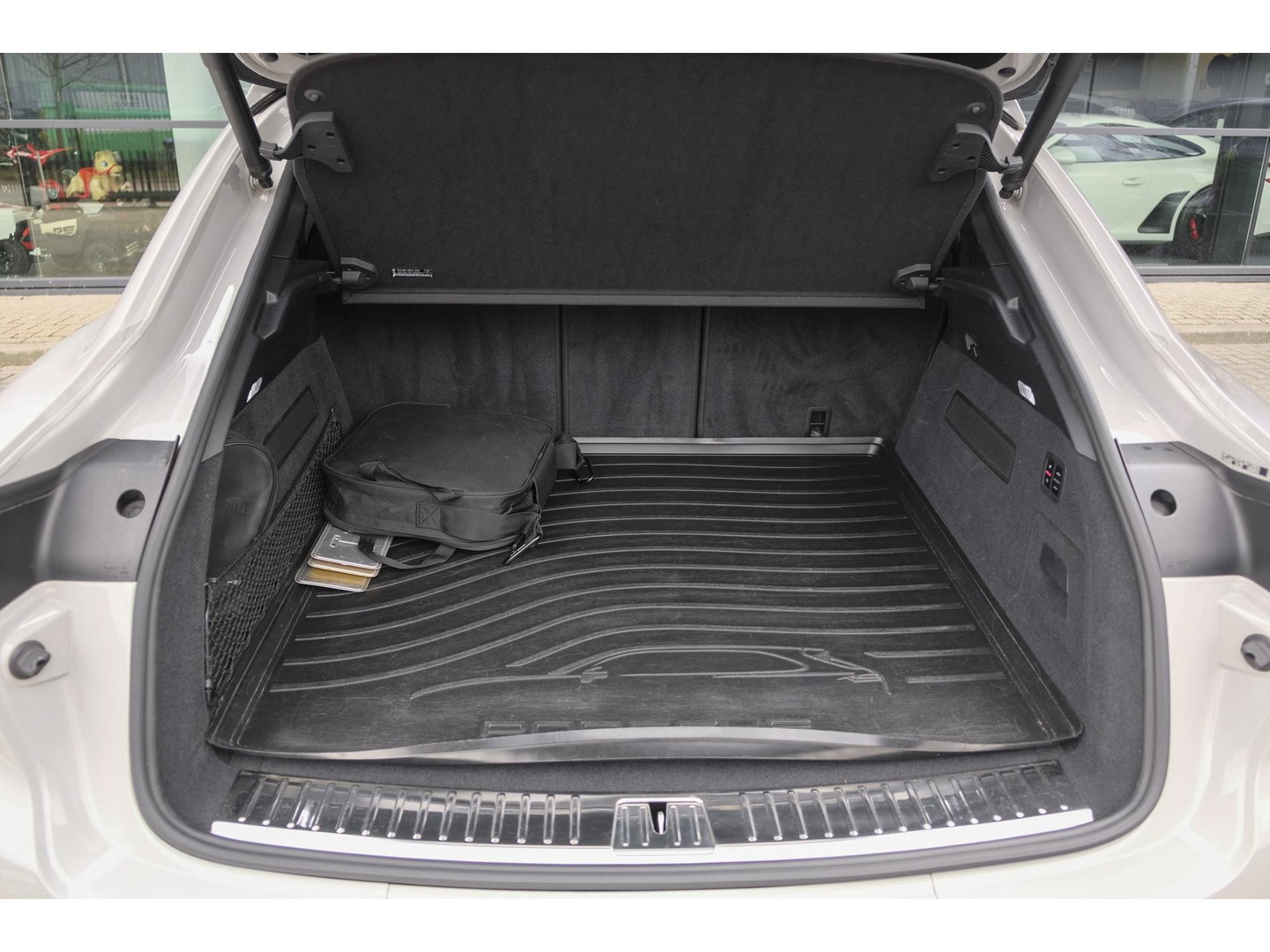 Porsche Cayenne Coupé 3.0 E-Hybrid 462PK Krijtgrijs SportDesign Burmester Luchtvering *SOH 92%* Lightweight Package Carbon Dak 4-wielsturing NLauto