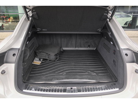 Porsche Cayenne Coupé 3.0 E-Hybrid 462PK Krijtgrijs SportDesign Burmester Luchtvering *SOH 92%* Lightweight Package Carbon Dak 4-wielsturing NLauto