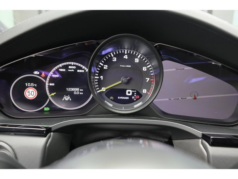 Porsche Cayenne Coupé 3.0 E-Hybrid 462PK Krijtgrijs SportDesign Burmester Luchtvering *SOH 92%* Lightweight Package Carbon Dak 4-wielsturing NLauto