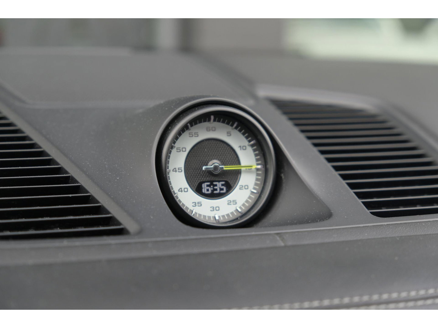 Porsche Cayenne Coupé 3.0 E-Hybrid 462PK Krijtgrijs SportDesign Burmester Luchtvering *SOH 92%* Lightweight Package Carbon Dak 4-wielsturing NLauto