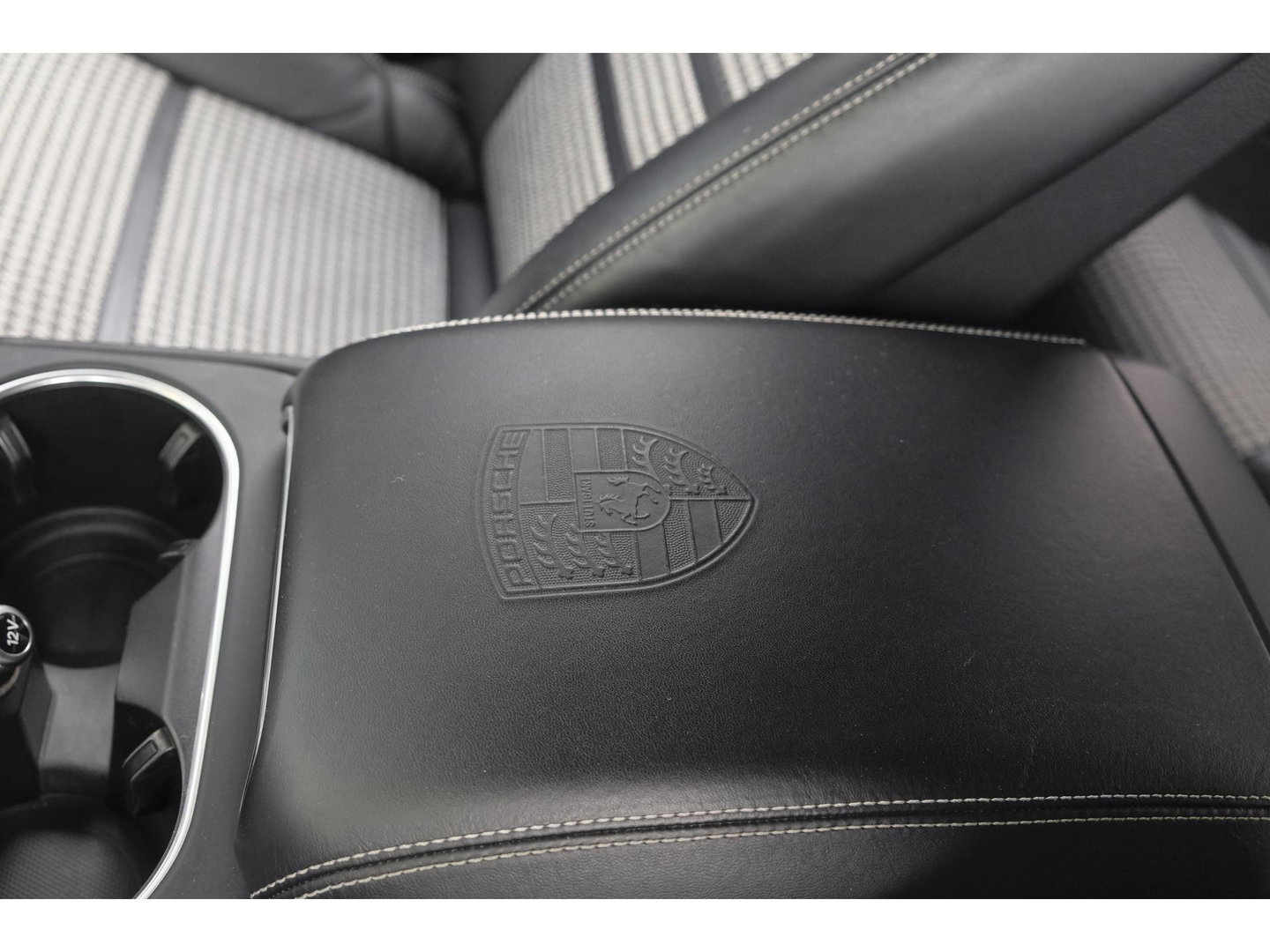 Porsche Cayenne Coupé 3.0 E-Hybrid 462PK Krijtgrijs SportDesign Burmester Luchtvering *SOH 92%* Lightweight Package Carbon Dak 4-wielsturing NLauto