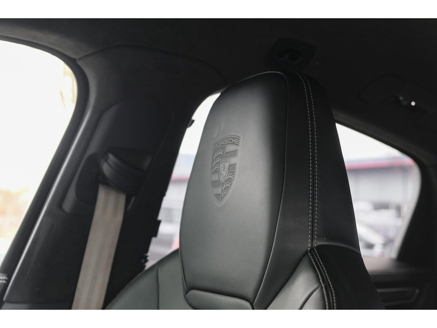 Porsche Cayenne Coupé 3.0 E-Hybrid 462PK Krijtgrijs SportDesign Burmester Luchtvering *SOH 92%* Lightweight Package Carbon Dak 4-wielsturing NLauto