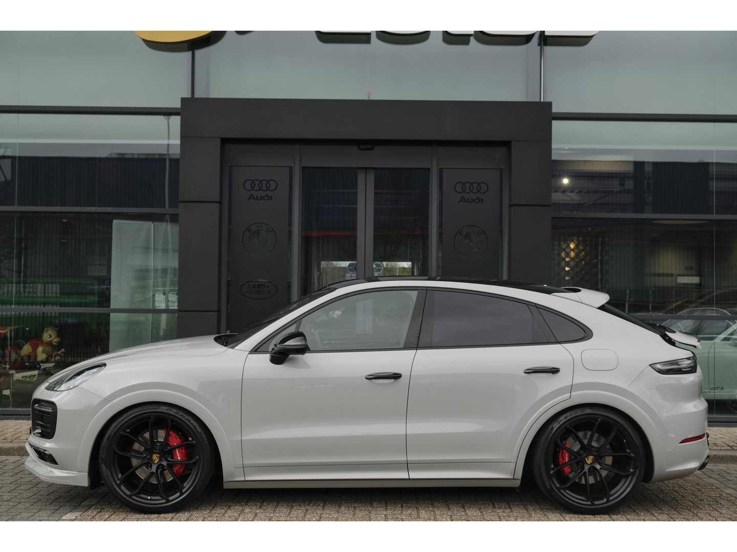 Porsche Cayenne Coupé 3.0 E-Hybrid 462PK Krijtgrijs SportDesign Burmester Luchtvering *SOH 92%* Lightweight Package Carbon Dak 4-wielsturing NLauto