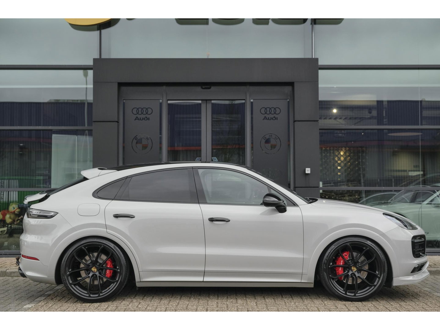 Porsche Cayenne Coupé 3.0 E-Hybrid 462PK Krijtgrijs SportDesign Burmester Luchtvering *SOH 92%* Lightweight Package Carbon Dak 4-wielsturing NLauto
