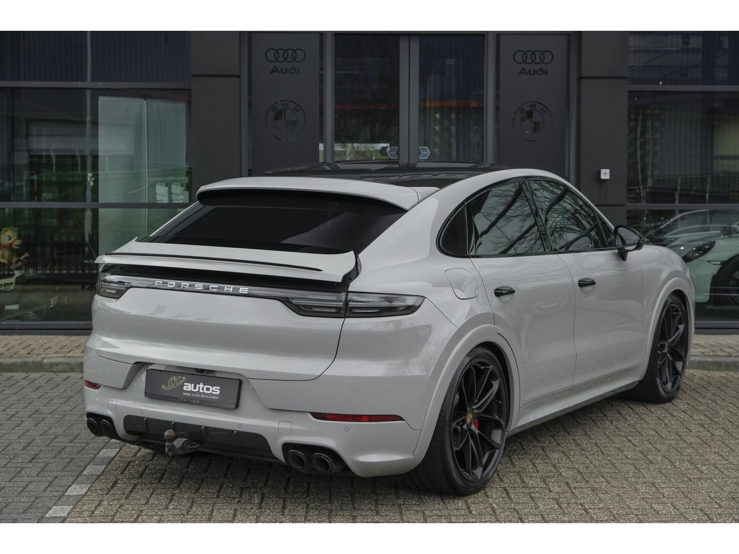 Porsche Cayenne Coupé 3.0 E-Hybrid 462PK Krijtgrijs SportDesign Burmester Luchtvering *SOH 92%* Lightweight Package Carbon Dak 4-wielsturing NLauto