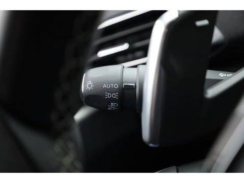 Peugeot 3008 1.6 HYbrid 225 Allure | Trekhaak | Camera | Navi | Apple CarPlay | Cruise Ctrl. | Dodehoek det. Foto dashboard
