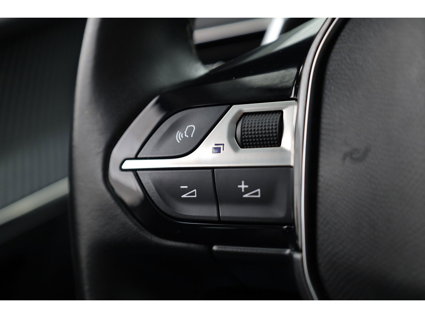 Peugeot 3008 1.6 HYbrid 225 Allure | Trekhaak | Camera | Navi | Apple CarPlay | Cruise Ctrl. | Dodehoek det. Foto dashboard