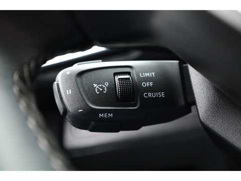 Peugeot 3008 1.6 HYbrid 225 Allure | Trekhaak | Camera | Navi | Apple CarPlay | Cruise Ctrl. | Dodehoek det. Foto dashboard
