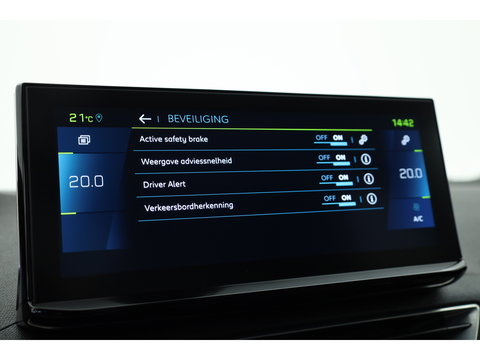 Peugeot 3008 1.6 HYbrid 225 Allure | Trekhaak | Camera | Navi | Apple CarPlay | Cruise Ctrl. | Dodehoek det. Foto dashboard