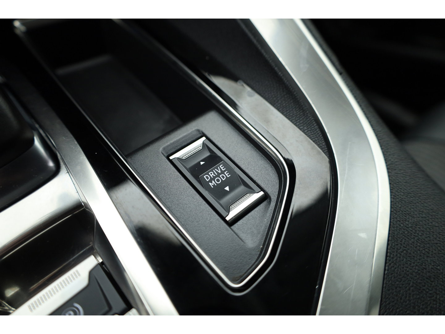 Peugeot 3008 1.6 HYbrid 225 Allure | Trekhaak | Camera | Navi | Apple CarPlay | Cruise Ctrl. | Dodehoek det. Foto dashboard