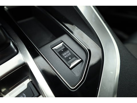 Peugeot 3008 1.6 HYbrid 225 Allure | Trekhaak | Camera | Navi | Apple CarPlay | Cruise Ctrl. | Dodehoek det. Foto dashboard