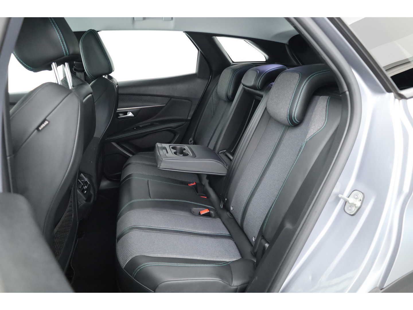 Peugeot 3008 1.6 HYbrid 225 Allure | Trekhaak | Camera | Navi | Apple CarPlay | Cruise Ctrl. | Dodehoek det. Foto dashboard