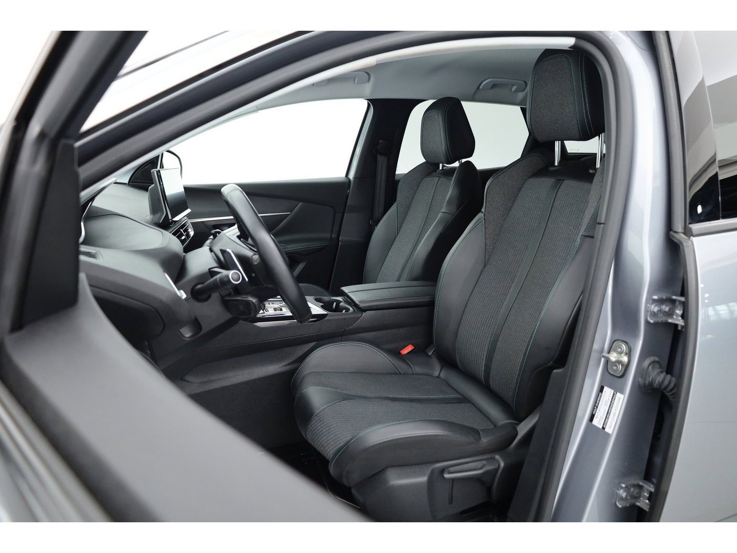 Peugeot 3008 1.6 HYbrid 225 Allure | Trekhaak | Camera | Navi | Apple CarPlay | Cruise Ctrl. | Dodehoek det. Foto dashboard