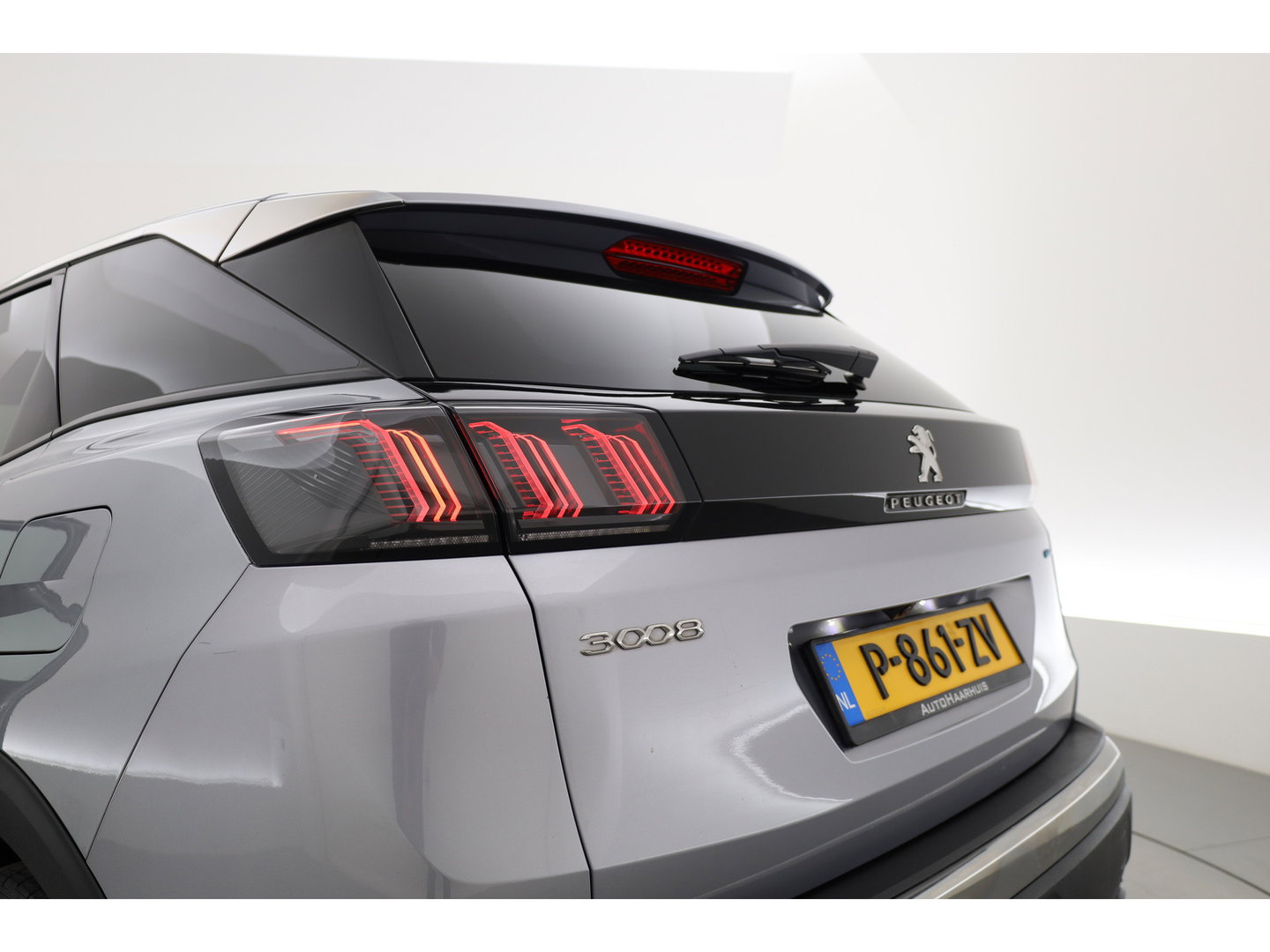 Peugeot 3008 1.6 HYbrid 225 Allure | Trekhaak | Camera | Navi | Apple CarPlay | Cruise Ctrl. | Dodehoek det. Foto dashboard