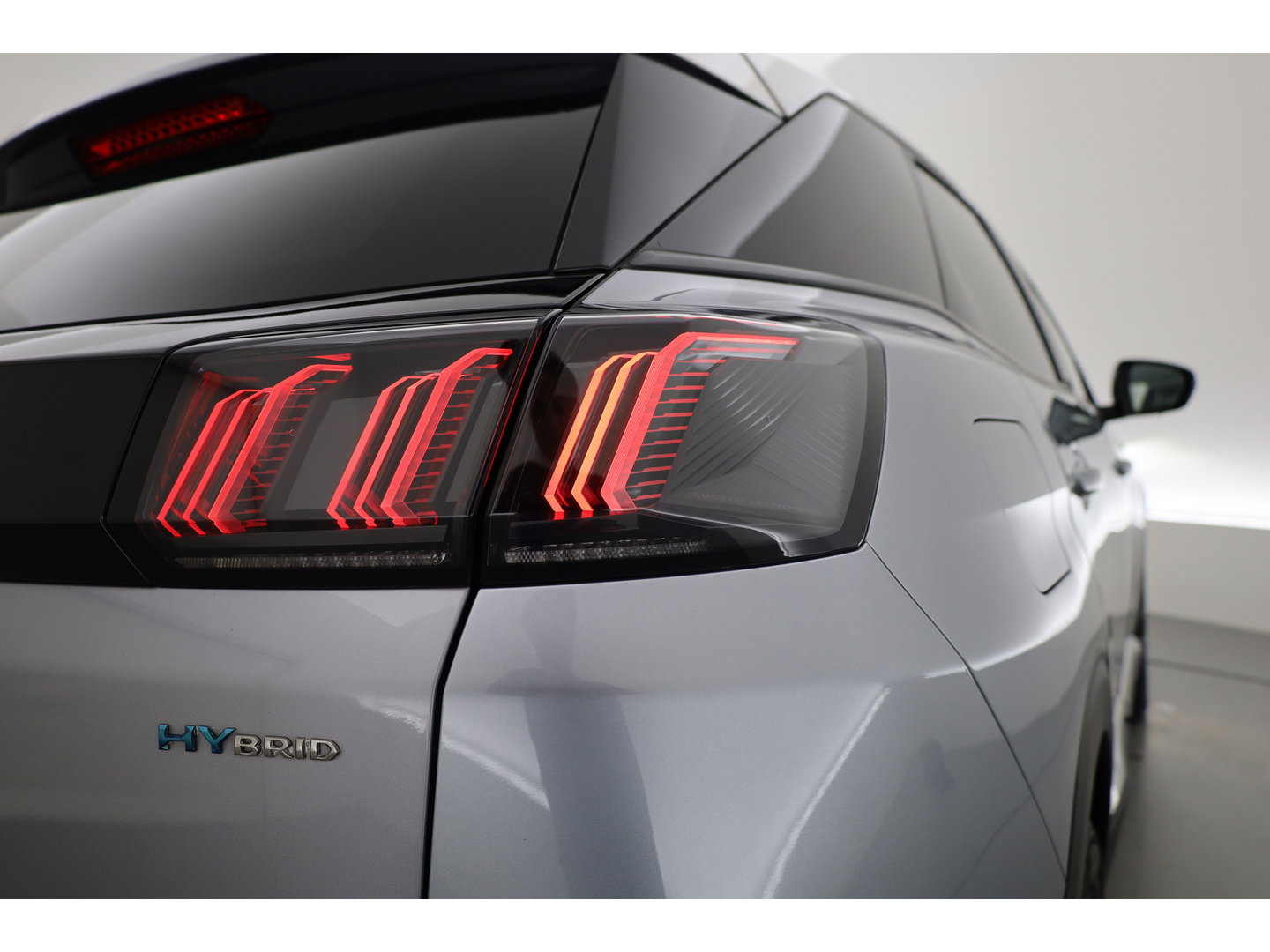 Peugeot 3008 1.6 HYbrid 225 Allure | Trekhaak | Camera | Navi | Apple CarPlay | Cruise Ctrl. | Dodehoek det. Foto dashboard