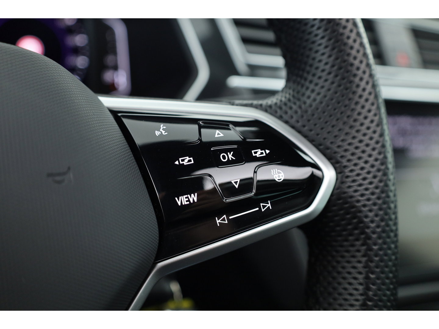 Volkswagen Tiguan 1.4 TSI eHybrid R-Line Business+ | Pano | Elek. Trekhaak | IQ. Light | Stoel- Stuurverw. | Adapt. Cruise | Park Assist |