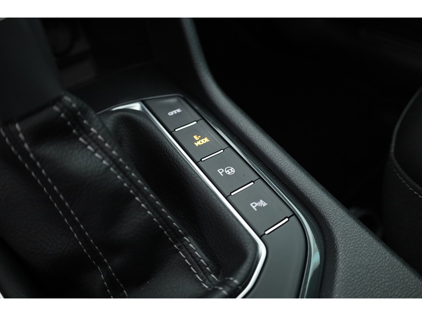 Volkswagen Tiguan 1.4 TSI eHybrid R-Line Business+ | Pano | Elek. Trekhaak | IQ. Light | Stoel- Stuurverw. | Adapt. Cruise | Park Assist |