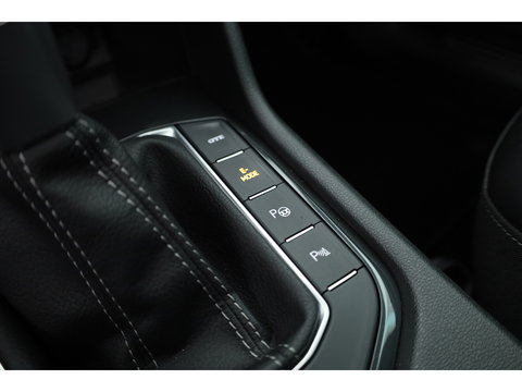 Volkswagen Tiguan 1.4 TSI eHybrid R-Line Business+ | Pano | Elek. Trekhaak | IQ. Light | Stoel- Stuurverw. | Adapt. Cruise | Park Assist |