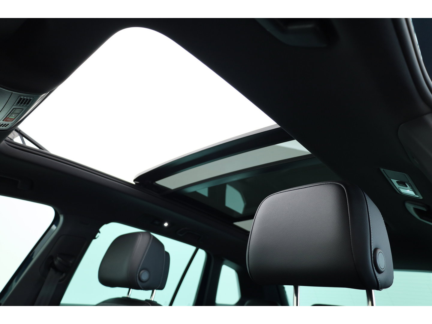 Volkswagen Tiguan 1.4 TSI eHybrid R-Line Business+ | Pano | Elek. Trekhaak | IQ. Light | Stoel- Stuurverw. | Adapt. Cruise | Park Assist |