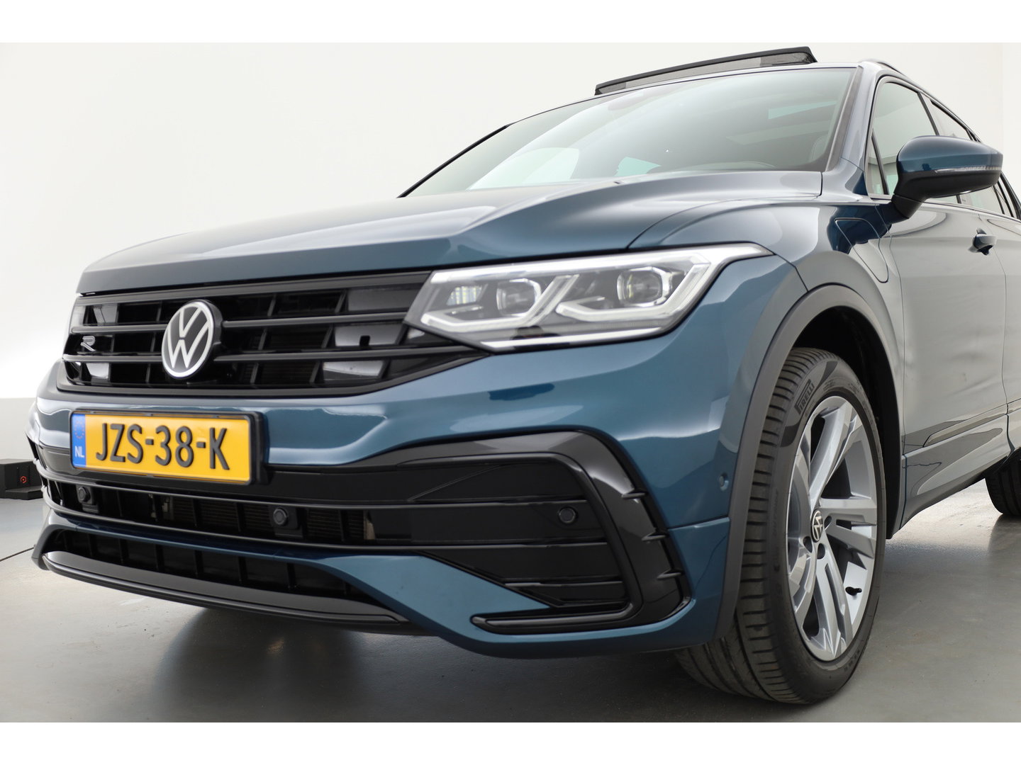 Volkswagen Tiguan 1.4 TSI eHybrid R-Line Business+ | Pano | Elek. Trekhaak | IQ. Light | Stoel- Stuurverw. | Adapt. Cruise | Park Assist |