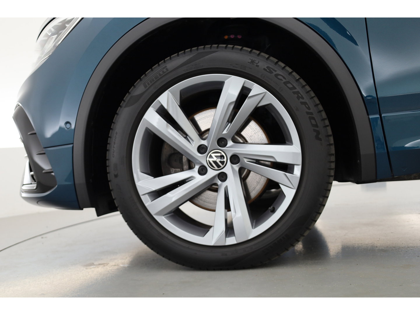 Volkswagen Tiguan 1.4 TSI eHybrid R-Line Business+ | Pano | Elek. Trekhaak | IQ. Light | Stoel- Stuurverw. | Adapt. Cruise | Park Assist |