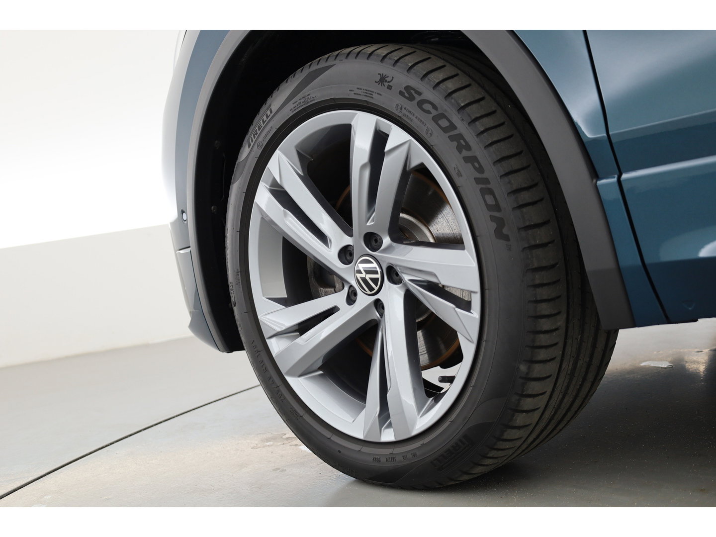 Volkswagen Tiguan 1.4 TSI eHybrid R-Line Business+ | Pano | Elek. Trekhaak | IQ. Light | Stoel- Stuurverw. | Adapt. Cruise | Park Assist |