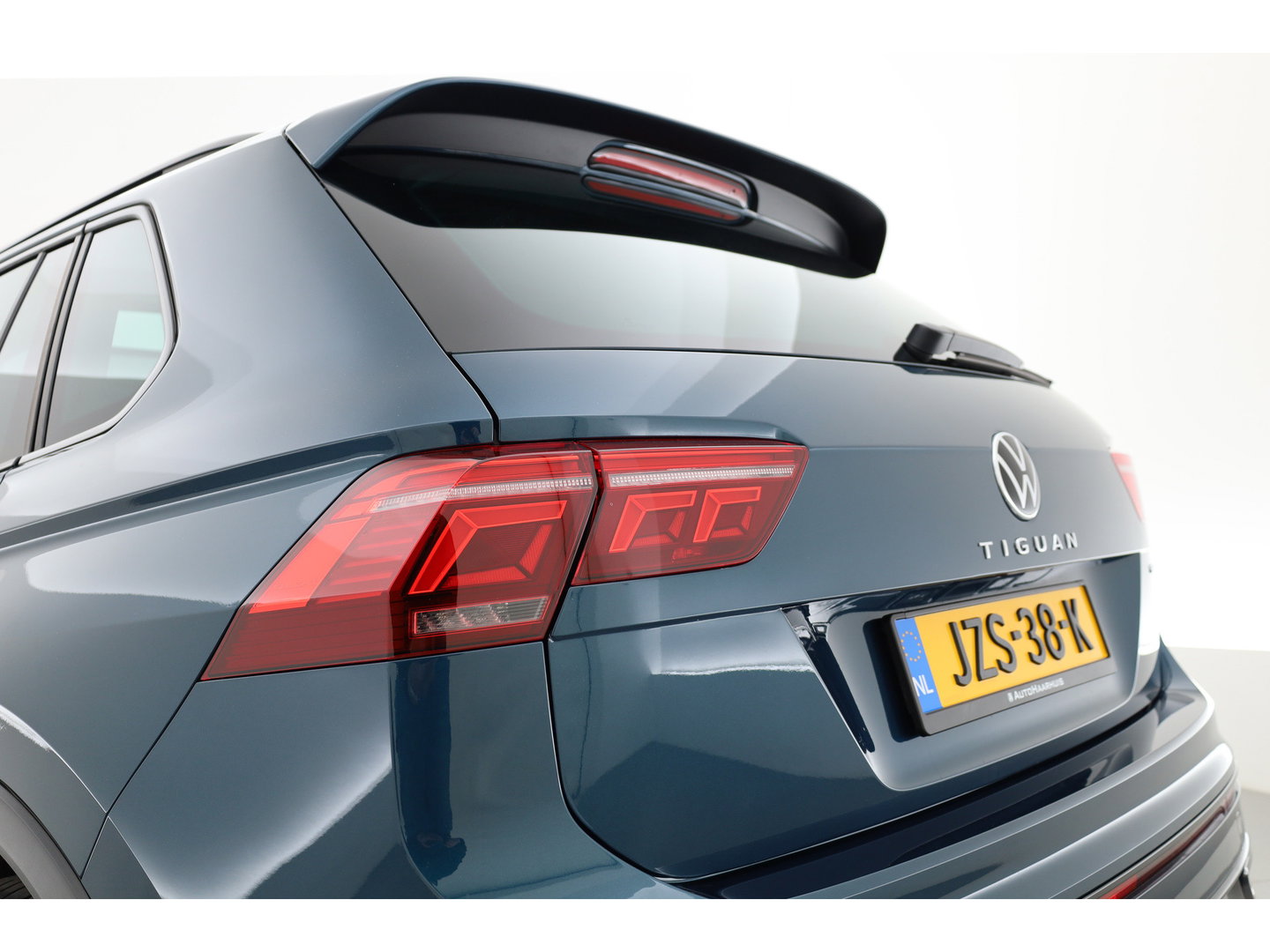 Volkswagen Tiguan 1.4 TSI eHybrid R-Line Business+ | Pano | Elek. Trekhaak | IQ. Light | Stoel- Stuurverw. | Adapt. Cruise | Park Assist |