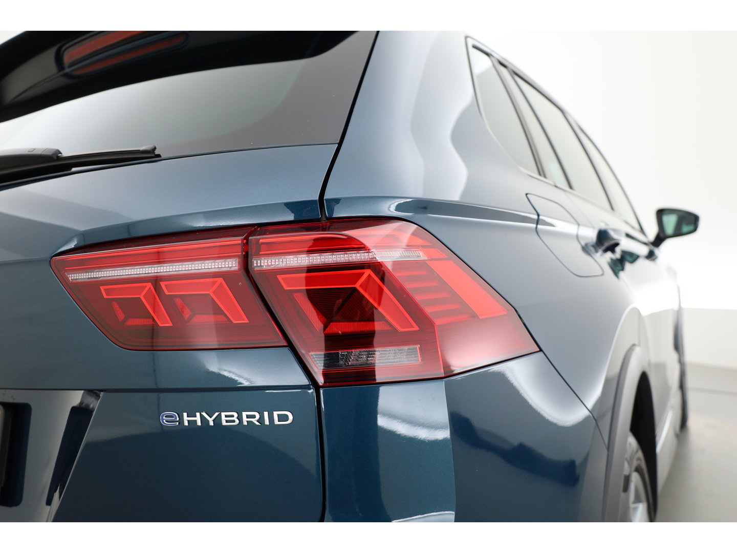 Volkswagen Tiguan 1.4 TSI eHybrid R-Line Business+ | Pano | Elek. Trekhaak | IQ. Light | Stoel- Stuurverw. | Adapt. Cruise | Park Assist |