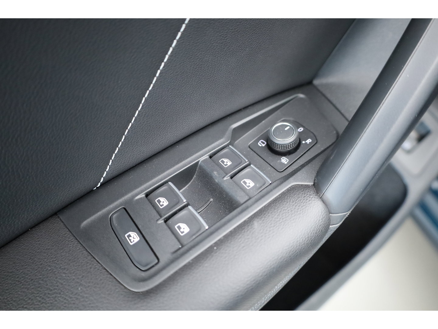 Volkswagen Tiguan 1.4 TSI eHybrid R-Line Business+ | Pano | Elek. Trekhaak | IQ. Light | Stoel- Stuurverw. | Adapt. Cruise | Park Assist |