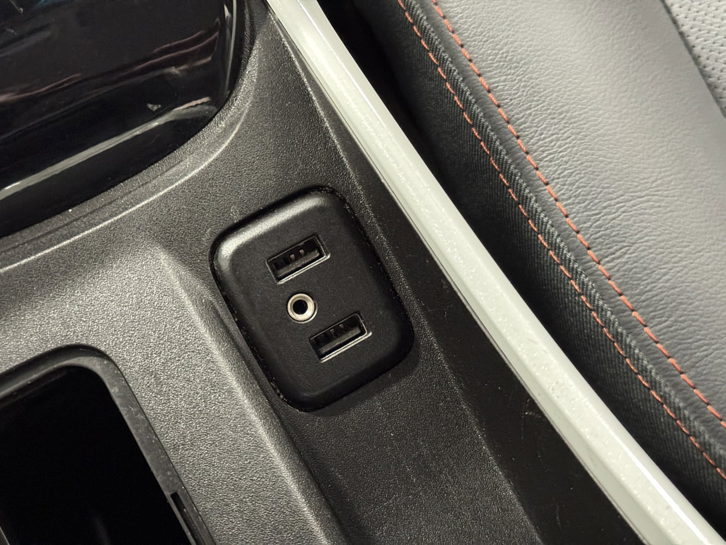 Opel Ampera-E Business executive 60 kWh | SOH 100% | Origneel Nederlands | Trekhaak | Apple Carplay | Android Auto | Stoelverwarming | Stuurwielverwarming | Bose | DAB | Camera |