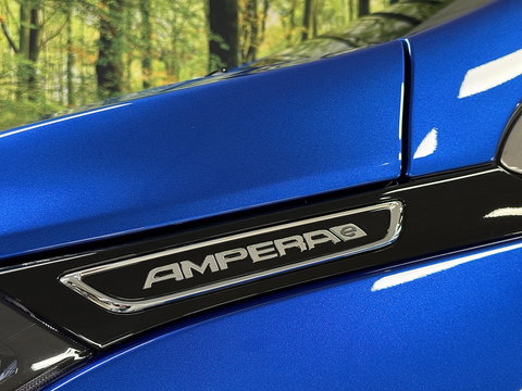 Opel Ampera-E Business executive 60 kWh | SOH 100% | Origneel Nederlands | Trekhaak | Apple Carplay | Android Auto | Stoelverwarming | Stuurwielverwarming | Bose | DAB | Camera |